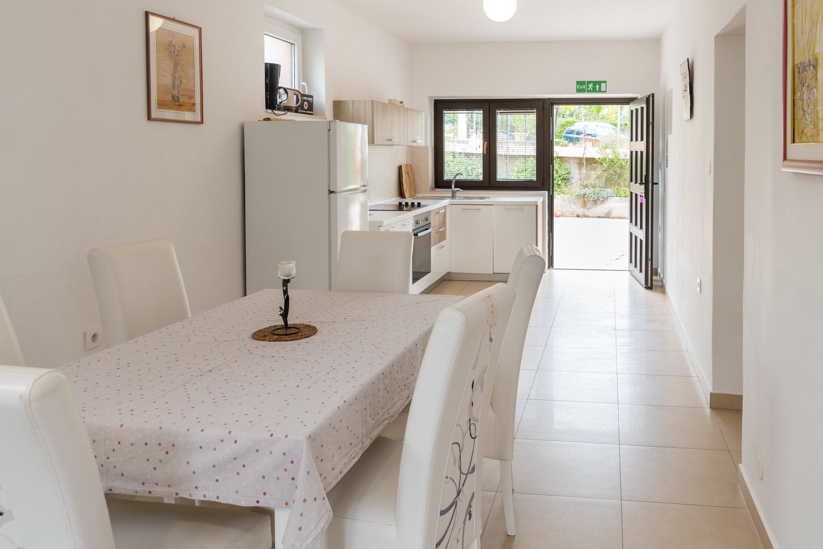 Apartman s 2 spavaće sobe i popločanim dijelom dvorišta 